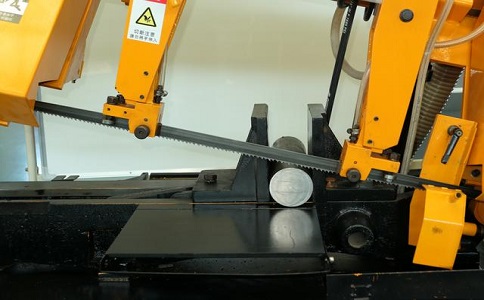 五湖渔场数控带锯床自动送料精度会出现偏差吗？